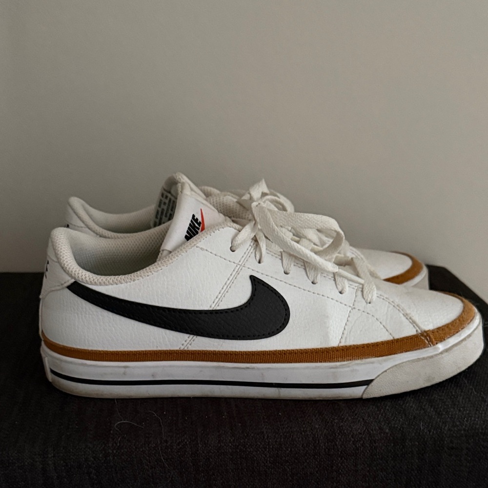 Nike White and Black Shoes with Gold Trim sz 8